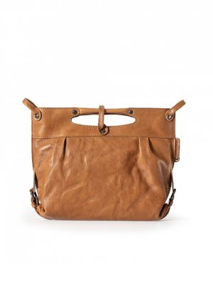 Sac à main en cuir fauve avec des bords cousus, des poignées découpées à boutons, et une bandoulière amovible sur un fond blanc.