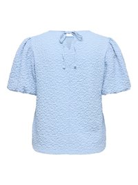 Blouse bleu clair texturée à manches courtes avec manches bouffantes et encolure en trou de serrure nouée d'un nœud dans le dos.
