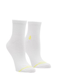 Calcetines cortos de algodón blanco con textura acanalada, que presentan una banda de acento amarilla en la punta y un pequeño logotipo en amarillo.