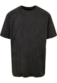 T-shirt en coton noir avec un col rond, des manches courtes et une coupe décontractée ; texture usée avec des coutures et des détails de piqûre visibles.
