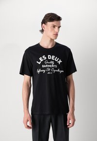 Les Deux BARRY  - Apdrukāts T-krekls - black