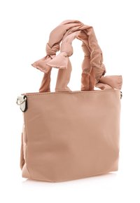 Sac fourre-tout en nylon de couleur rose doux avec des poignées en tissu nouées. Il présente une forme structurée et un design minimaliste, rehaussé par des éléments en métal argenté.