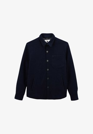 Veste boutonnée bleu marine avec col, poche poitrine et deux poches latérales, manches longues, présentée sur un fond blanc.