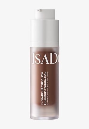 Flacon pompe de la fondation lumineuse Isadora Wake Up The Glow avec SPF 50 et ingrédients vitamine E et acide hyaluronique.