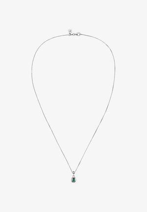 Sølv kæde halskæde med en smaragdformet ædelsten pendant, der udviser et elegant design med en poleret overflade og subtil glans.