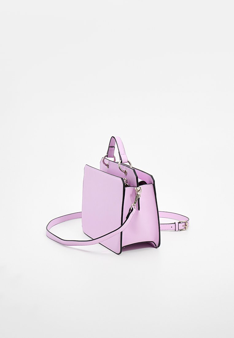 Petit sac à main carré en cuir violet pastel, avec des bordures noires, des poignées doubles et une bandoulière réglable. Texture lisse.