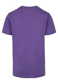 Camiseta de algodón morada con cuello redondo y mangas cortas. Diseño simple, color sólido y una textura suave, sin patrones ni acentos visibles.