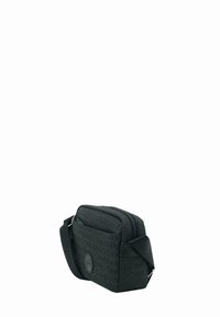 Bolso bandolera negro, tejido texturizado con logo estampado, forma rectangular, cierre con cremallera, correa ajustable, diseño minimalista.