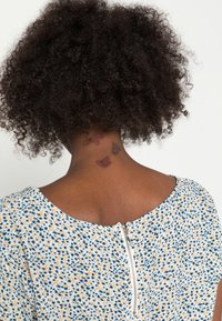 ONLY Blusa - cloud dancer/tinny blossom
