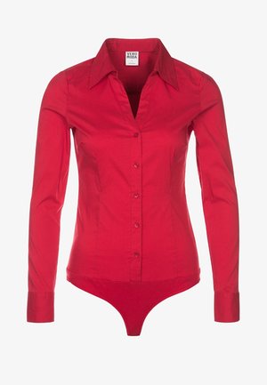 Rød langærmet dame bodysuit skjorte med knapper, spids krave og Vero Moda mærke indeni halsudskæringen.