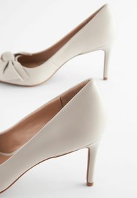 Next WIDE FIT FOREVER COMFORT MID COURT - Pumps - nude