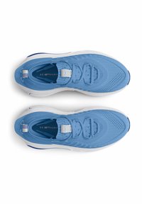 Un paio di scarpe da ginnastica blu e bianche viste dall'alto, con tomaia in maglia, lacci e suole ammortizzate.
