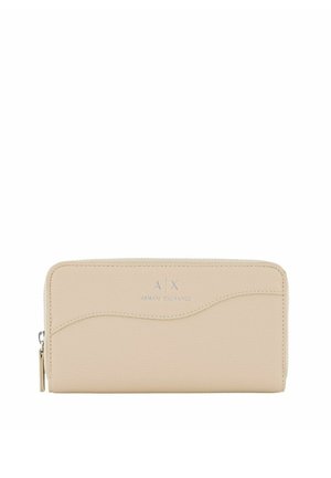 Portafoglio in pelle beige con superficie texturizzata. Presenta un dettaglio con cucitura curva e il logo "Armani Exchange" in rilievo color argento. Chiusura con zip.