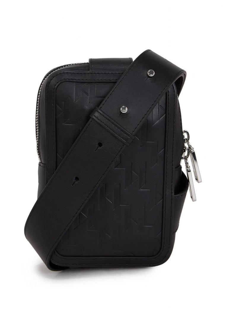 Sac bandoulière en cuir noir à motif géométrique embossé, doté d'une large sangle réglable et de deux fermetures éclair argentées, sur fond blanc.