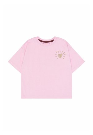 Jasnoróżowy t-shirt z krótkim rękawem z błyszącym złotym sercem i promieniującymi liniami na górnej lewej części klatki piersiowej.