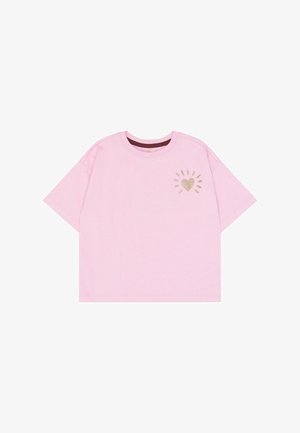 Jasnoróżowy t-shirt z krótkim rękawem z błyszącym złotym sercem i promieniującymi liniami na górnej lewej części klatki piersiowej.