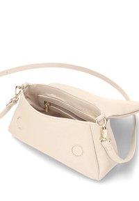 Borsa a tracolla beige realizzata in morbida pelle sintetica. Caratterizzata da una tasca interna con zip e dettagli circolari. Inclusa tracolla regolabile.