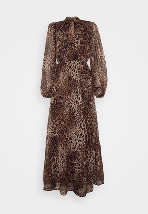 Longue robe marron transparente à imprimé léopard, manches longues bouffantes, col montant avec un détail noué au cou, taille cintrée et jupe fluide.