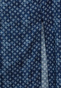 Mornarsko modra tkanina z ponavljajočim se diamantom v svetlejših modrih odtenkih. Tekstura se zdi gladka z rahlim sijajem.