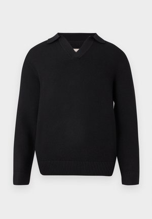 Černý pletený svetr s výstřihem do V a límcem. Má žebrované manžety a lem. Hladký povrch, minimalistický design.