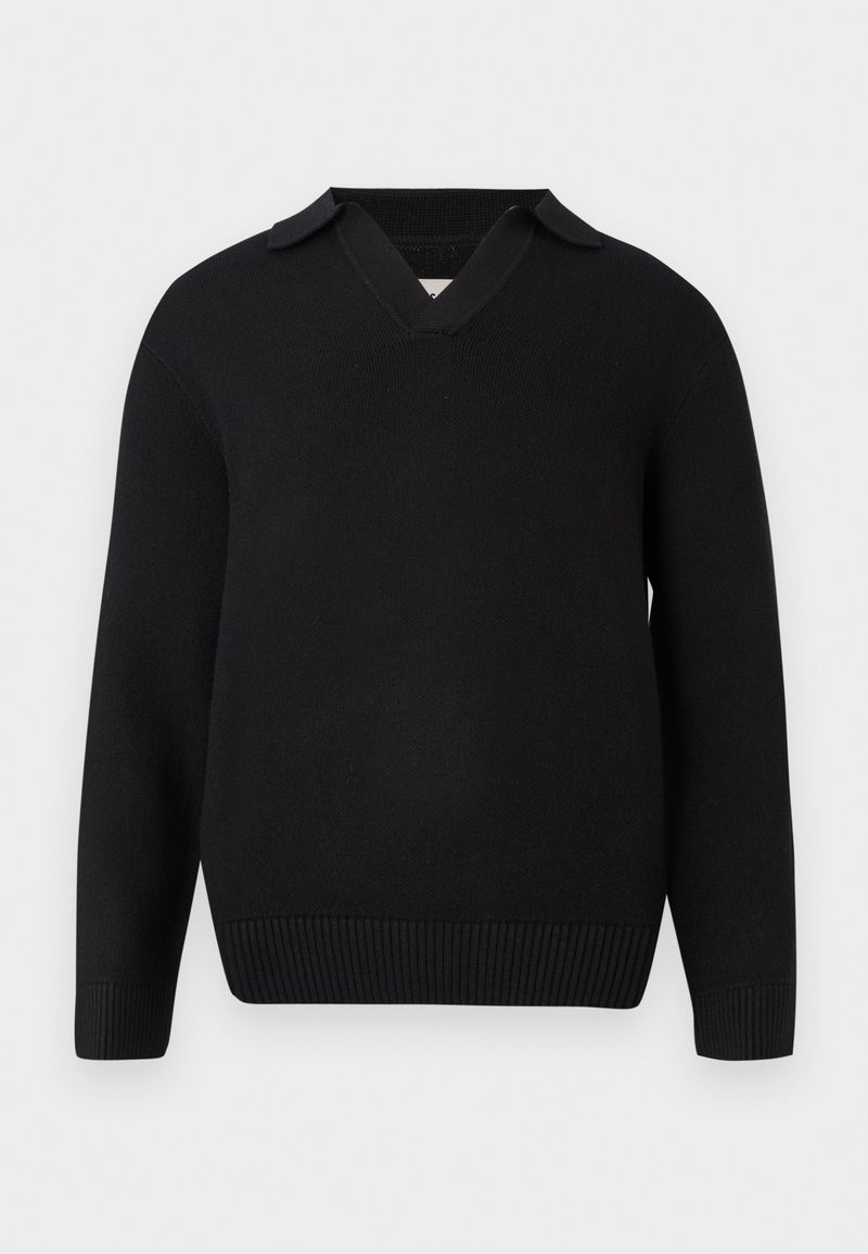 Maglione lavorato a maglia nero con scollo a V e colletto. Presenta polsini e orlo a costine. Texture liscia, design minimalista.