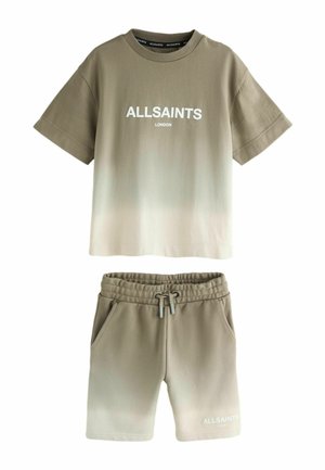 Beżowy zestaw z krótkim rękawem, koszulka z gradientem i dopasowane szorty z logo "ALLSAINTS LONDON" na koszulce i szortach. Szorty z regulowanym paskiem ze sznurkiem.