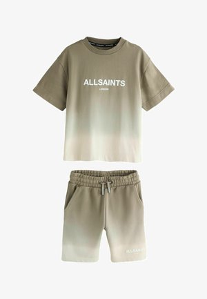 Beige T-shirt med korte ærmer i gradient og matchende shorts sæt med "ALLSAINTS LONDON" logo på både t-shirt og shorts. Snor i taljen på shorts.