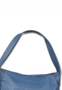 Blauwe leren handtas met een zachte textuur, ronde vorm en een enkele platte schouderband. Voorzien van een ritssluiting met minimale hardwareaccenten.