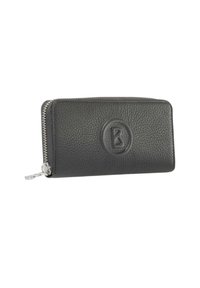 Černá kožená peněženka s texturovaným povrchem, stříbrným zipem a vyraženým logem na přední straně.