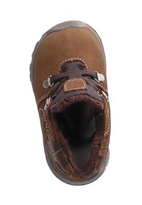 Bota de ante marrón con una suela de goma reforzada, interior de tela marrón texturizada y acentos metálicos. Presenta cordones y detalles de costura.