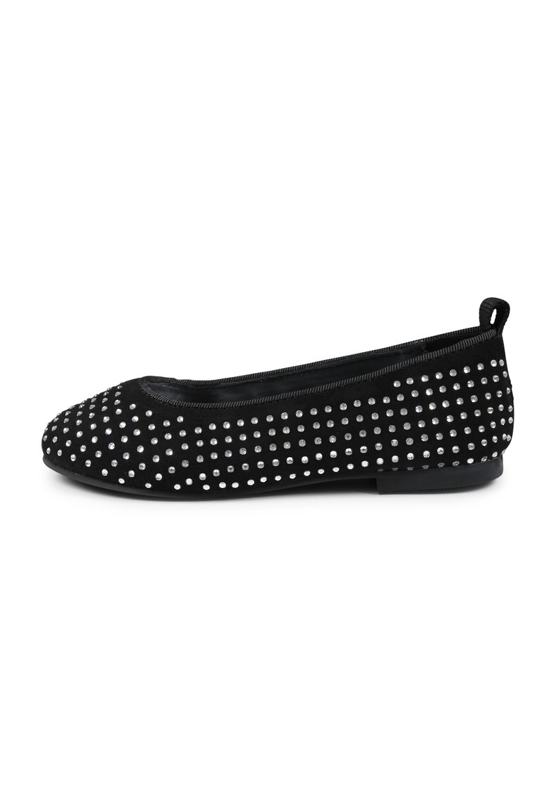 Schwarze Wildleder-Ballerinas mit runder Zehenpartie, verziert mit silbernen Nieten auf der Oberfläche und einem Zugband an der Rückseite für ein einfaches An- und Ausziehen.