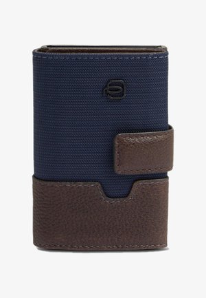 Portafoglio in tessuto blu marina con dettagli in pelle marrone texturizzata, dotato di chiusura magnetica e logo minimalista. Forma rettangolare compatta.