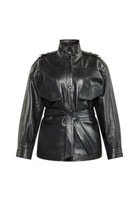 Giubbotto di pelle nera con colletto alto, doppie tasche sul petto, chiusura a bottoni e cintura annodata in vita. Presenta dettagli sulle spalle e una texture liscia.