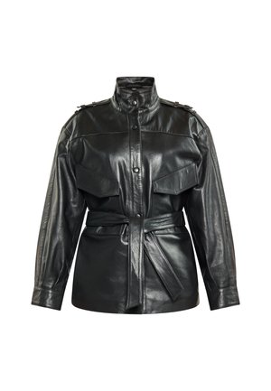 Schwarze Lederjacke mit hohem Kragen, zwei Brusttaschen, Knopfschluss und einem gebundenen Taillengürtel. Verfügt über Schulterakzente und eine glatte Textur.