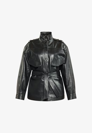 Schwarze Lederjacke mit hohem Kragen, zwei Brusttaschen, Knopfschluss und einem gebundenen Taillengürtel. Verfügt über Schulterakzente und eine glatte Textur.