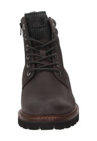 Stivale in pelle marrone scuro con lacci, suola nera spessa, collare a maglia imbottito e occhielli in metallo, mostrato di fronte.