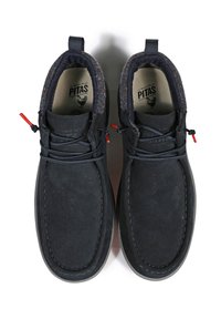 Scarpe in suede nero con punta rotonda, caratterizzate da un tessuto strutturato attorno al collo, dettagli rossi a contrasto e un semplice design con lacci.