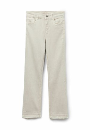 Pantalones vaqueros beige de pierna recta con bolsillos frontales, trabillas para cinturón, cierre de botón y detalle de dobladillo crudo en los tobillos.