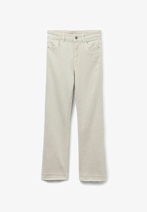 Pantalones vaqueros beige de pierna recta con bolsillos frontales, trabillas para cinturón, cierre de botón y detalle de dobladillo crudo en los tobillos.