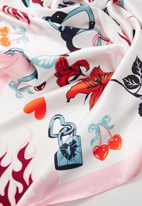 Zijdeachtig stof met een witte achtergrond, bedekt met levendige prints van bloemen, harten, kersen, een slot en vlammen in blauw, rood en roze.