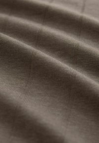 Pruun tekstuuriga kangas, millel on peened vertikaalsed triibud, sile pind ja pehme langevus, ideaalne riiete või polstri jaoks.