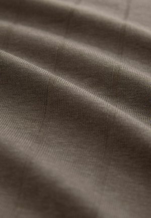 Braun strukturiertes Gewebe mit dezenten vertikalen Streifen, mit einer glatten Oberfläche und weichem Fall, ideal für Kleidung oder Polsterung.