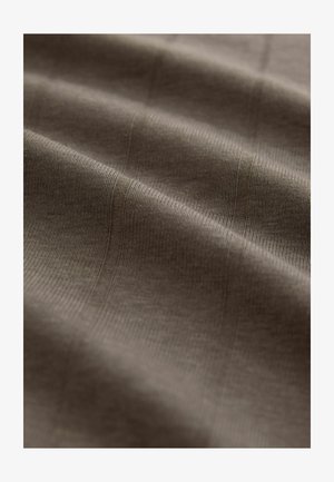 Rudas tekstūruotas audinys, rodantis subtilią vertikalią juostelę, su lygiu paviršiumi ir minkšta krentančia forma, puikiai tinkantis drabužiams arba apmušalams.