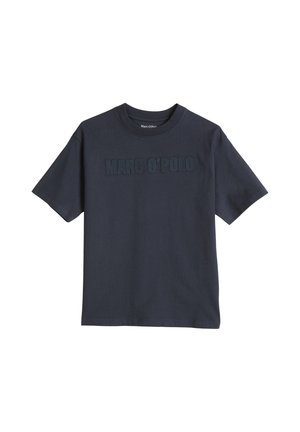Ciemnoniebieska bawełniana koszulka z krótkim rękawem, okrągłym dekoltem i wytłoczonym logo "MARC O'POLO" na piersi.