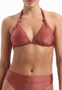 Soutien-gorge de bikini triangulaire de couleur rouille, fabriqué en tissu lisse et brillant avec des liens à nouer autour du cou et une bande sous-poitrine réglable.