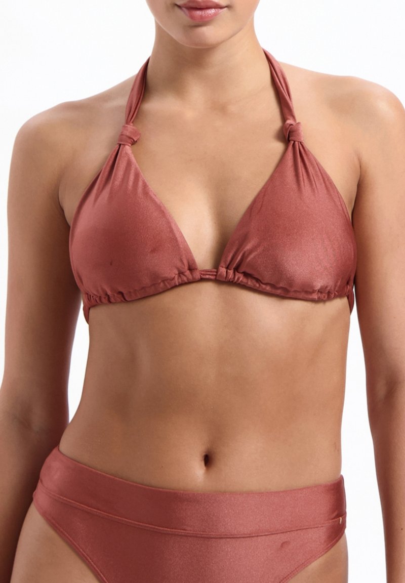 Soutien-gorge de bikini triangulaire de couleur rouille, fabriqué en tissu lisse et brillant avec des liens à nouer autour du cou et une bande sous-poitrine réglable.