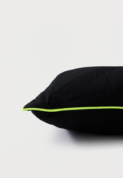 Μαξιλάρι ορθογώνιο μαύρο με φωσφορίζουσα πράσινη επένδυση κατά μήκος της άκρης, εμφανιζόμενο από πλάγια γωνία πάνω σε λευκό φόντο.
