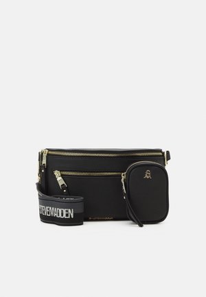 Czarna skórzana torba crossbody z złotymi zamkami, jedna główna komora, dodatkowa boczna kieszeń oraz odpinany pasek z napisem "STEVE MADDEN."