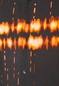 Kortärmelig overhemd met knopen in zwart stof met een oranje en rood vlamachtig patroon, zwarte knopen en een gladde textuur.