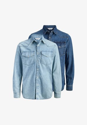 Zwei langärmlige Jeanshemden, eines hellblau und eines dunkelblau, mit geknöpften Brusttaschen und spitzen Kragen, auf weißem Hintergrund dargestellt.